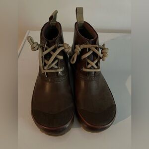Women’s Bogs size Euro 38.5
Us 8b. Brownish purple hue
